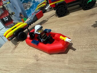 Lego city Hasičské auto 4x4 a záchranná loď - 3