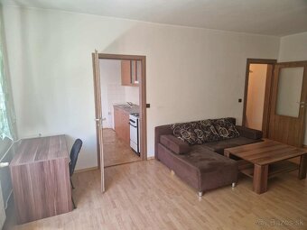 Na prenájom izbový byt s balkónom Handlová - 3