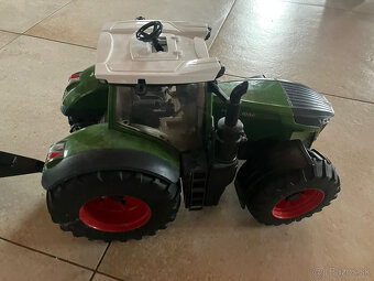 Bruder traktor Fendt 1050 + vlečka - 3