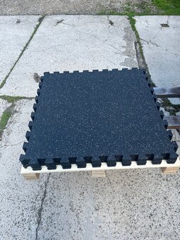 Gumová podlaha puzzle hladká 96x96x1,5cm + 15% biely pigment - 3