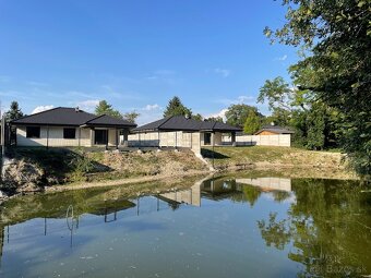 Predaj 4 izb. RD na 930m2 pozemku s jazierkom pri lese - 3