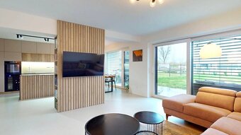 Novozariadený rodinný dom s veľkými spálňami i šatníkom pri  - 3