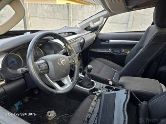 Predám havarovanú Toyotu Hilux 2.4D, 110kW - 3