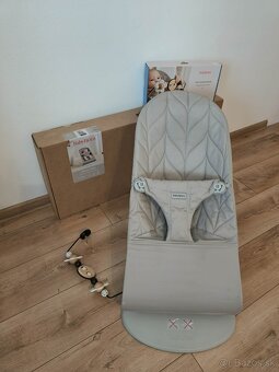 lehátko BABYBJÖRN Bliss Woven, Sand Grey s hračkou - 3
