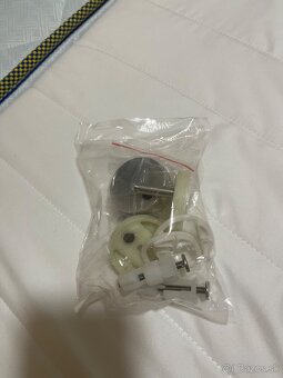 Kovové upevnenie na WC dosku – nové - 3