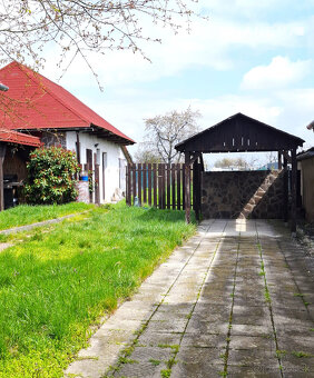Dvojpodlažný 7 izbový rodinný dom s bazénom - 3
