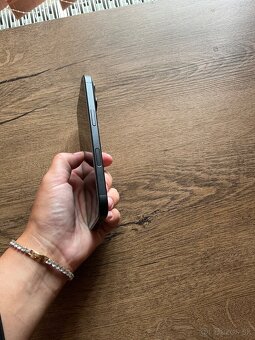 Apple iPhone 16 - 3