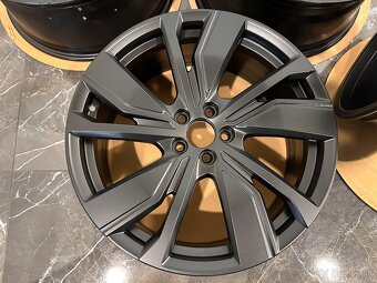 origina sada Volvo XC40 Electro 32243376 r20 - 3