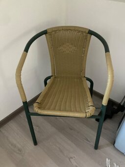Otočná stolička na kolieskach a záhradná stolička - 3