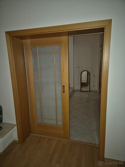 Krásne zachovalé zasúvacie dvere - 3