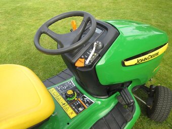 John Deere X305R Traktor na trávu Jazdecká kosačka Traktor - 3