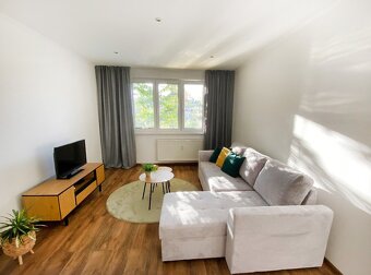 Ponúkame na prenájom priestranný 2 izbový byt Južná tr. - 3