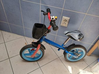 Detske odrazadlo modre so zadnou brzdou, gumenne kolesa. - 3