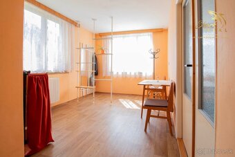 REZERVOVANÉ - Rodinný dom s rozľahlým slnečným pozemkom - 3