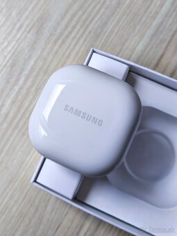 SAMSUNG Galaxy Buds FE - White / Grey, Nové komplet balenie - 3
