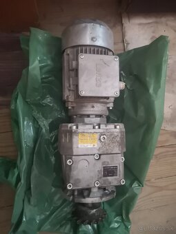 elektromotor s prevodovkou značky LENZE - 3