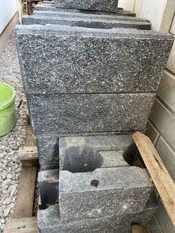 Stavebny material (zamkova,palisady, skridla,plot. tvarnice) - 3