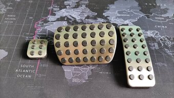 Mercedes športové/hlinikové nášľapy pedálov mercedes AMG PO - 3