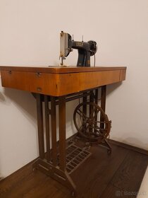 Starý šlapací šijací stroj LADA - 3