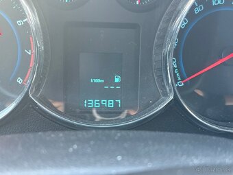 Predám Chevrolet Cruze LT 1.8 i 16V,rok 11/2011 - 3