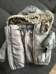 Strieborná bunda pre dievčatko s kapučnou a kožušinkou - 3