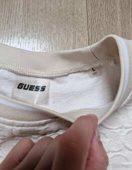 NOVE Guess 3D logovany kremovy crop top a smotanova sukna - 3