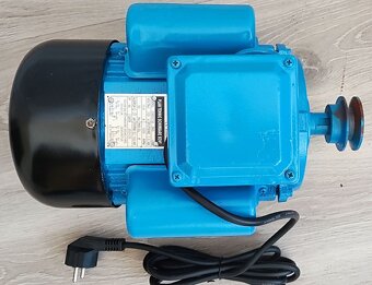 1 fázový elektromotor s remenicou na 220V 2,5kW 1500ot. - 3