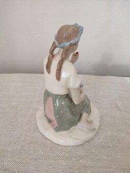 Royal dux dievča s lienkou porcelánová soška - 3