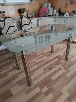 Jedalensky stôl s chrómovanymi nohami - 3