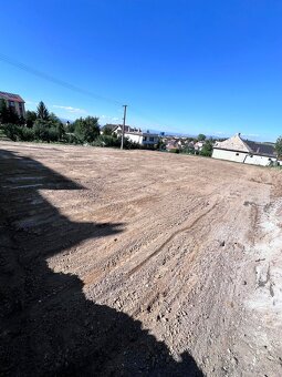 Stavebný pozemok v centre obce Krnča - 3