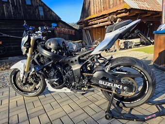 Suzuki GSR 750 - 3