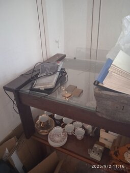 Predám stolík za 10€.a dve skrinky i konferenčné stolíky - 3