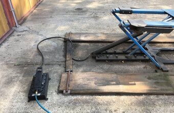 Nožnicovy hydraulicko/vzduchový ako NOVÝ používaný ako z - 3