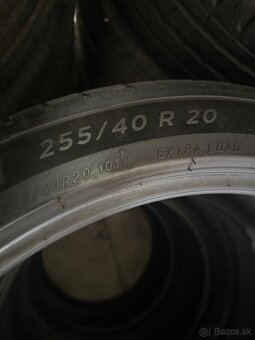 255/40R20 - 3