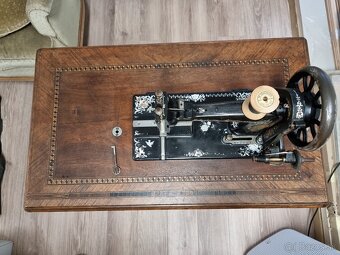 Stary sijaci stroj, singerka - 3