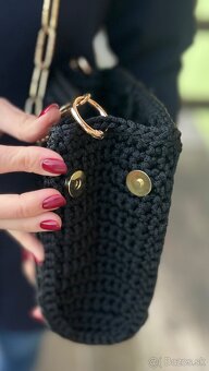 Elegantná háčkovaná čierna kabelka - 3