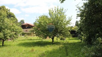 Starší dom na rekonštrukciu s veľkým pozemkom v Banskej Štia - 3
