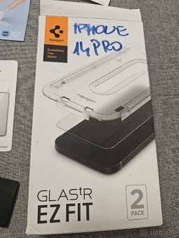 Spigen Glas.tR EZ Fit - Nové sklo na iPhone 14 Pro - 3