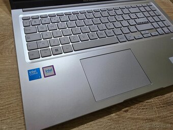Najnovsi ASUS Vivobook 15 so 16gb ram core 5 procesorom 15 g - 3