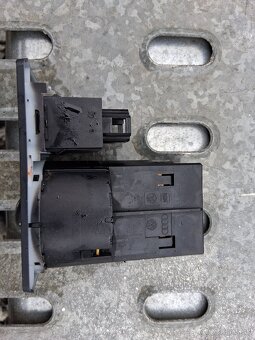 Predam vypínač svetiel zo zadnou hmlovkou škoda Fabia jedna - 3