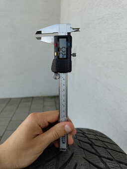 Predám 4 kusy použitých zimných pneumatík 235/45 R18 - 3