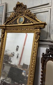 Zrkadlo v zdobenom starožitnom ráme - 3