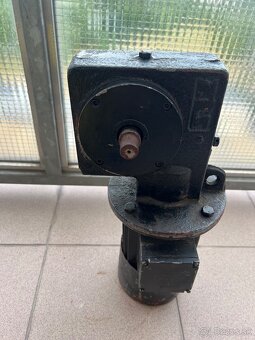 Elektromotor s prevodovkou - 3