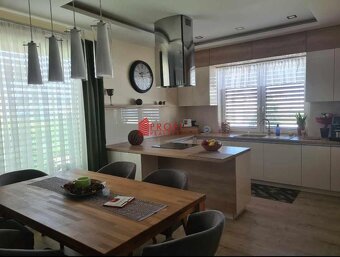 REZERVOVANÉ: Exkluzívne na predaj 4izbový dom s dvojgarážou - 3