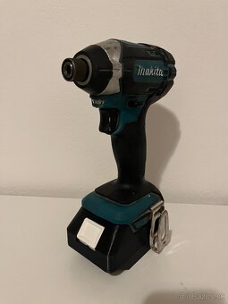 Predam adapter z Dewalt baterie na Makita naradie - 3