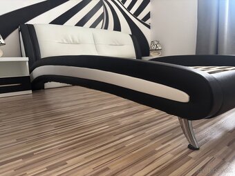 Posteľ, nočné stolíky, nočné lampy - 3