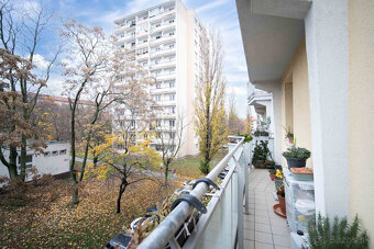 Krásny 1-izb. byt s veľkým balkónom – možnosť úpravy na 2+kk - 3