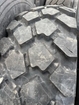 Gumy continental 335/80 R 20 - 3