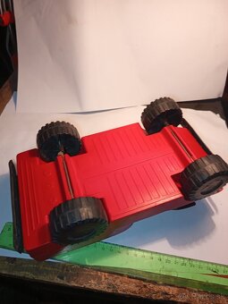 Staré plastové auto jeep - 3