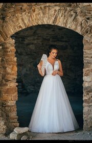 Svadobné šaty s trblietavou sukňou - 3